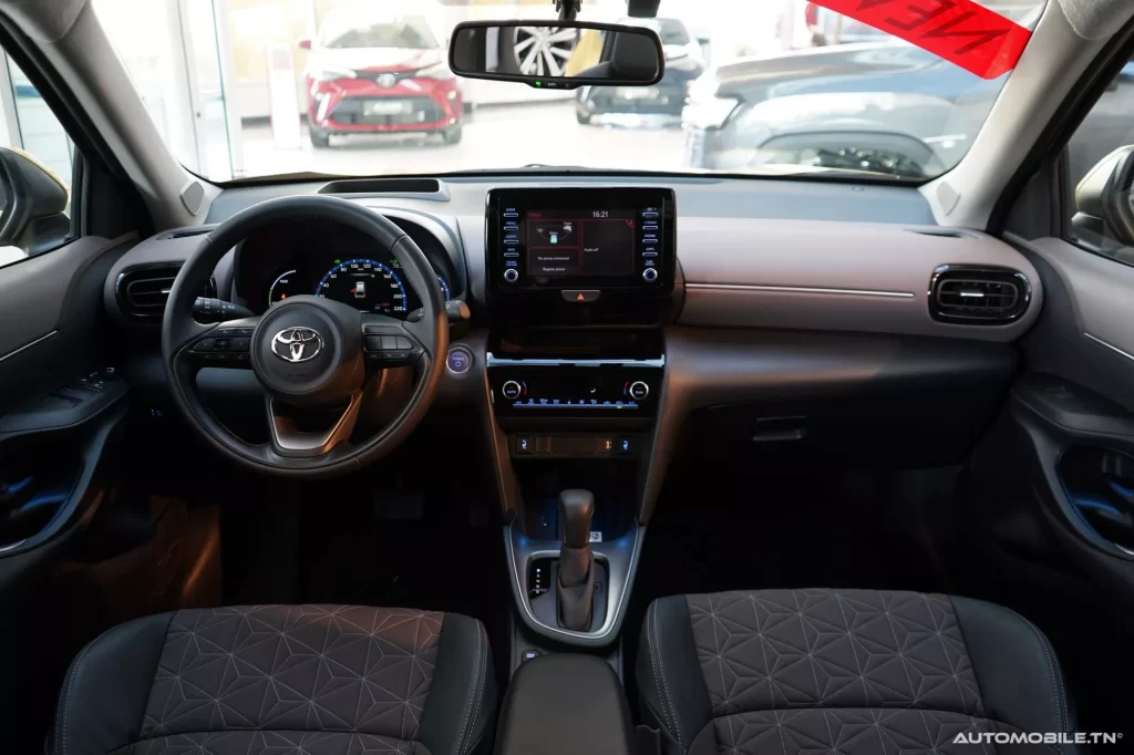 Quels sont les équipements intérieurs de la Toyota Yaris Cross Hybride ?